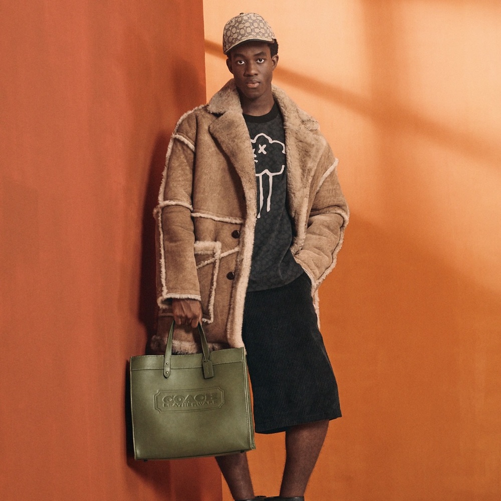 CC097 - Coach Field Tote 40 with Coach Badge - Picture 13 of 13